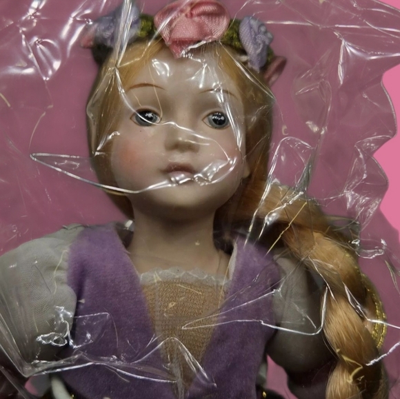 NIB VINTAGE 1986 AVON FAIRY TALE COLLECTION RAPUNZEL PORCELAIN DOLL - Picture 3 of 8